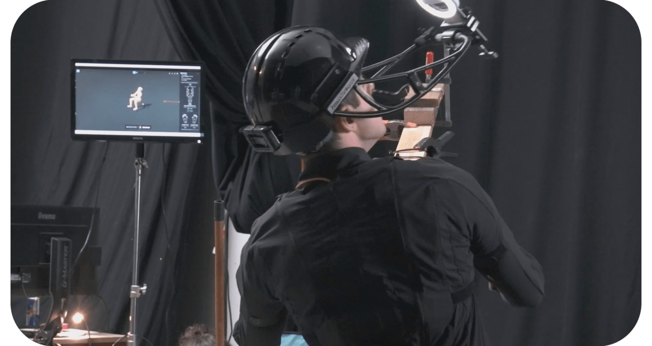 Brice Guibert en tenue de motion capture Rokoko et casque FaceMocap, démonstration technique de performance capture chez Paradoxe Visual.