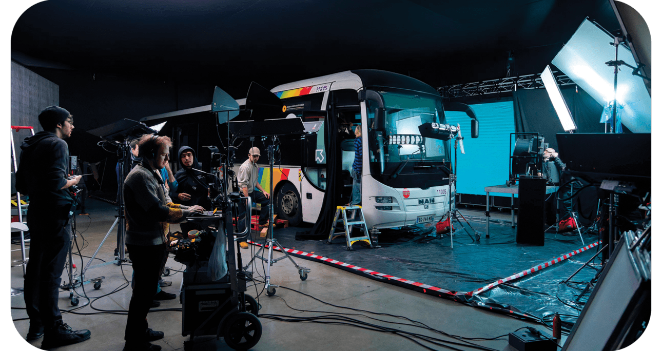 Tournage en Virtual Production du projet "Fort comme un Lion" : équipe technique, car scolaire sur plateau et décor 3D diffusé sur écrans LED Volume au Studio de l'Ouest.