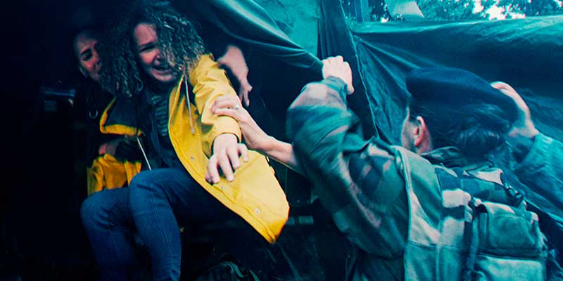 Screenshot de film de fiction réalisé par Thibaud Cahen : une jeune fille à l'arrière d'un camion militaire, production cinématographique Paradoxe Visual.