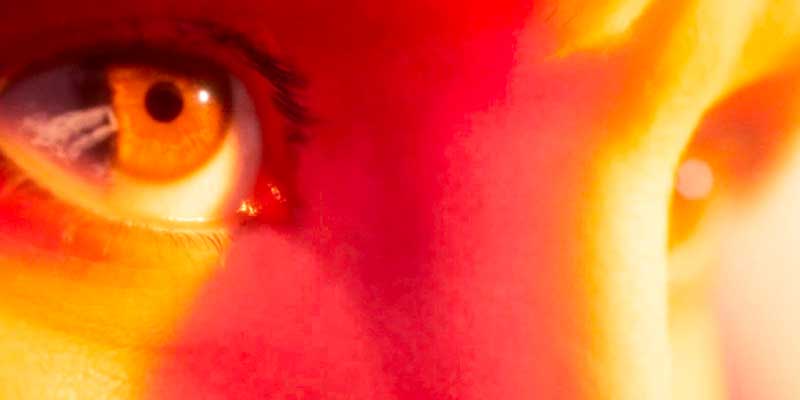 Gros plan photoréaliste des yeux d'un personnage 3D, rendu haute définition avec détails de la peau et des textures, création numérique du studio Paradoxe Visual.