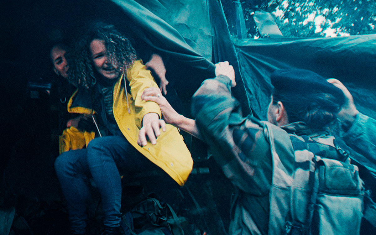 Screenshot de film de fiction réalisé par Thibaud Cahen : une jeune fille à l'arrière d'un camion militaire, production cinématographique Paradoxe Visual.