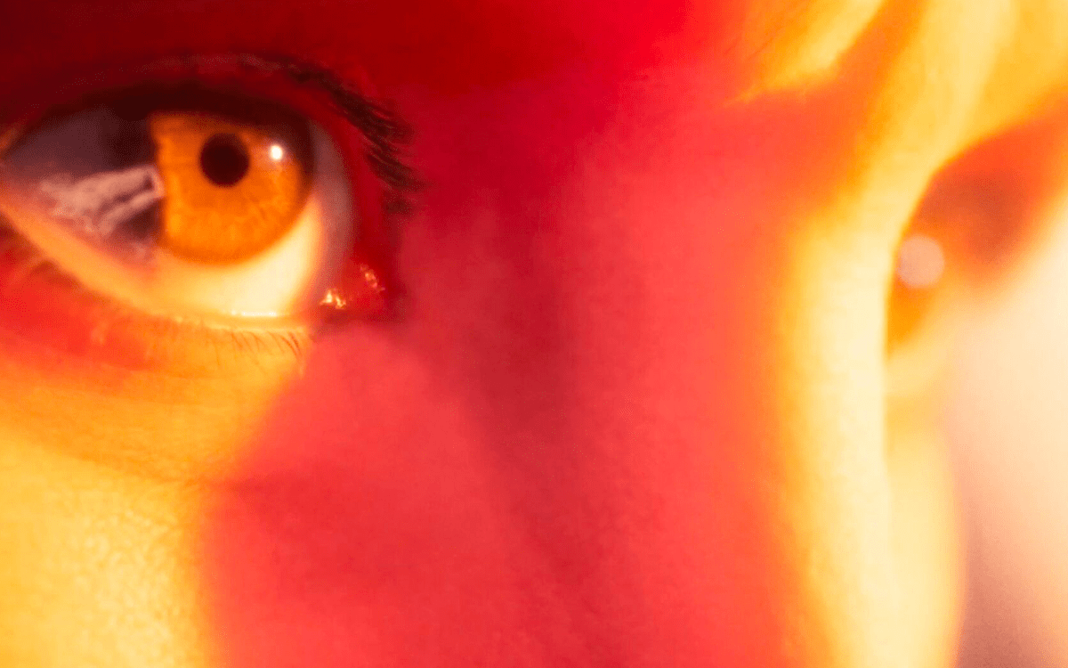Gros plan photoréaliste des yeux d'un personnage 3D, rendu haute définition avec détails de la peau et des textures, création numérique du studio Paradoxe Visual.